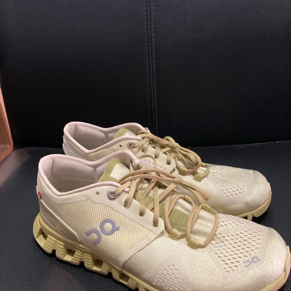 Women’s ON cloud sz 8 Running Light Yellow Sneakers